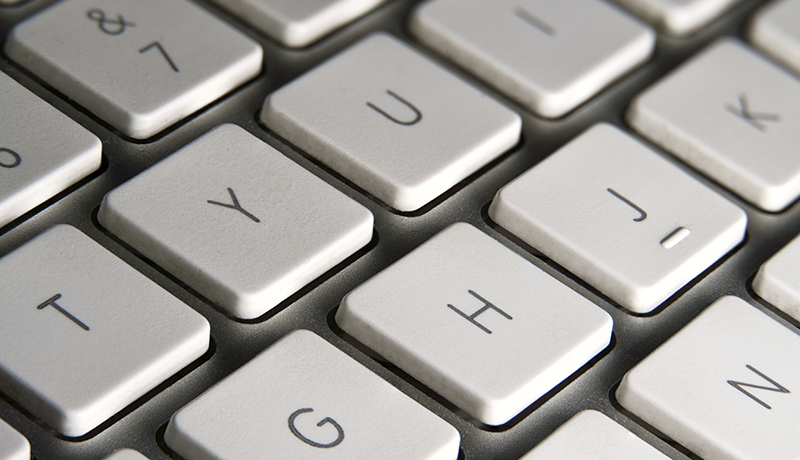 Ein vergrößerter Ausschnitt einer Tastatur mit wenigen sichtbaren Tasten